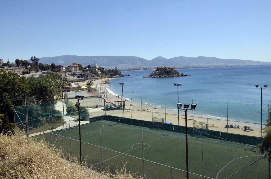 Καθαρίζουν την παραλία «Βοτσαλάκια» στον Πειραιά