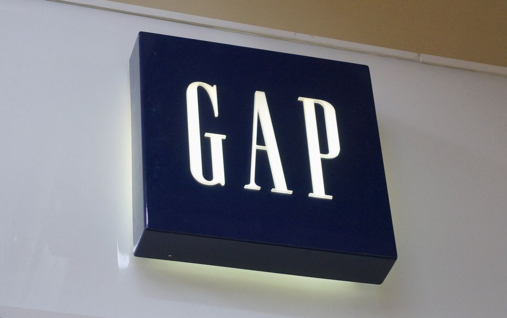 Η Gap ζητά συγγνώμη για ένα μπλουζάκι