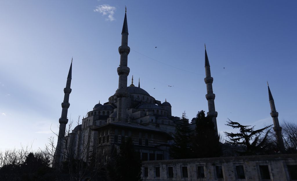 Εκατοντάδες Τούρκοι προσευχήθηκαν έξω από την Αγία Σοφία (video)