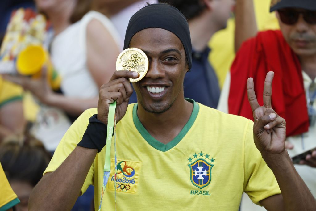 Ο μάγος της μπάλας ετοιμάζεται να παντρευτεί δύο γυναίκες