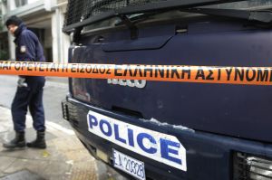 Επίθεση με μολότοφ εναντίον διμοιρίας των ΜΑΤ στα γραφεία του ΠΑΣΟΚ