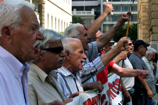 Κρύβει με τρικ τις περικοπές για το 2019