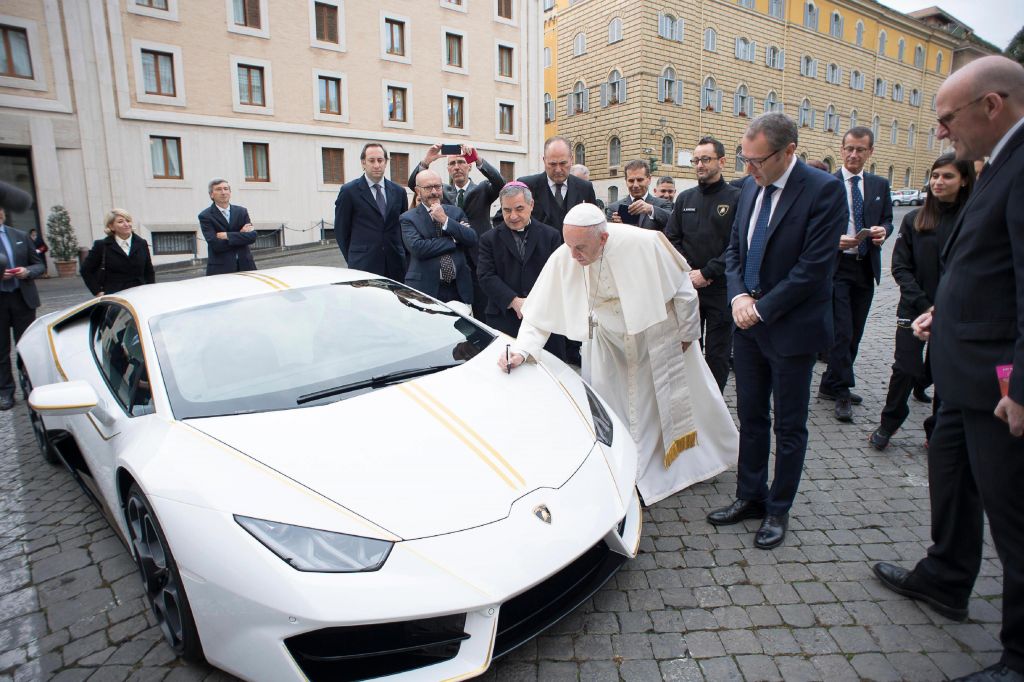 Η Lamborghini του Πάπα πουλήθηκε έναντι 715.000 ευρώ σε δημοπρασία