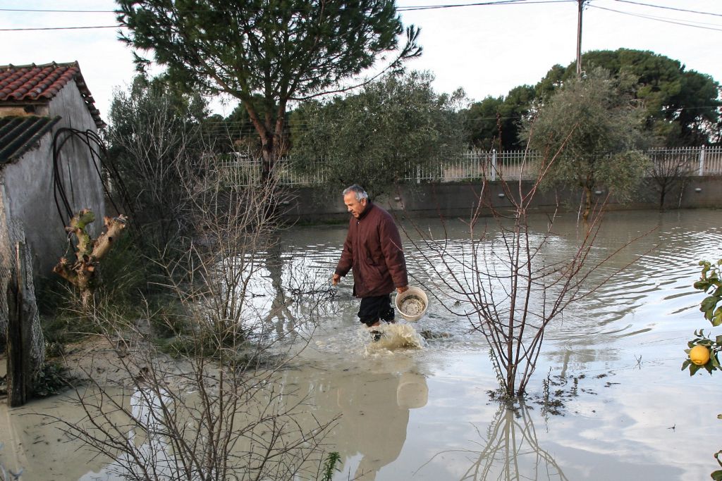Πλημμύρες και καταστροφές από τις ισχυρές βροχοπτώσεις σε Ηλεία και Λευκάδα