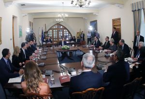 Κυπριακό: Διαφωνία κυβέρνησης – ΑΚΕΛ για την πρόταση Ακιντζί