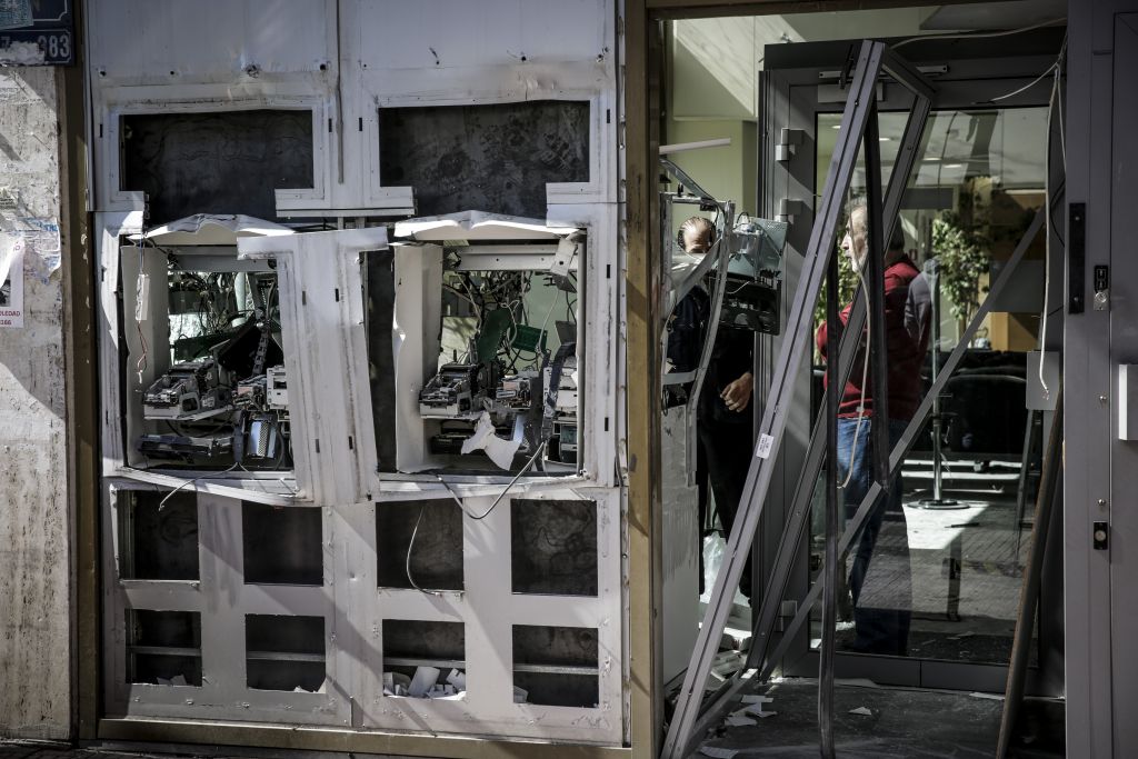 Aγνωστοι ανατίναξαν ΑΤΜ σε Υμηττό και Παλλήνη