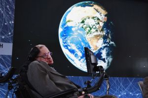 Ταξιδιώτες από… το μέλλον προσκλήθηκαν στο μνημόσυνο του Χόκινγκ