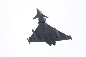 Τα «κόκκινα βέλη» της RAF πάνω από τον Φλοίσβο το μεσημέρι