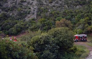 ΙΧ με πενταμελή οικογένεια σε χαράδρα στα Τρίκαλα – Σκοτώθηκε μωρό