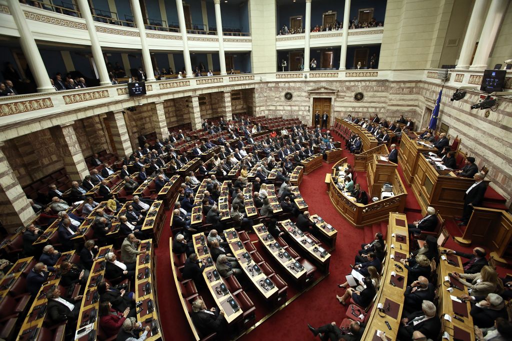 Στην Ολομέλεια της Βουλής το νομοσχέδιο για την υιοθεσία και την αναδοχή