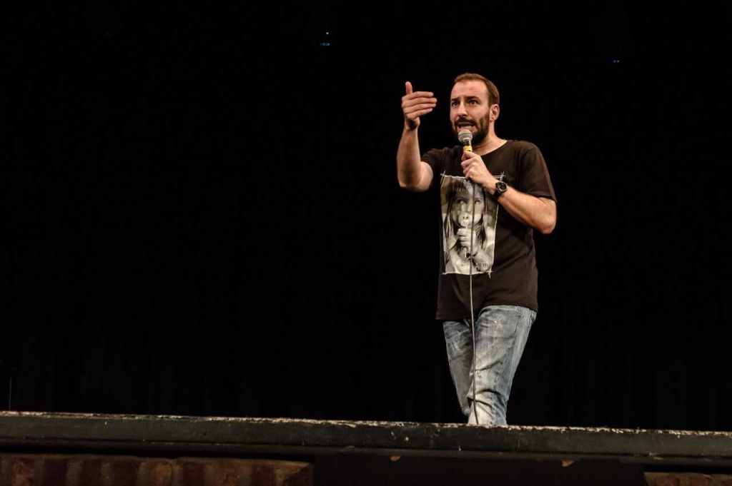 Ο Γιώργος Χατζηπαύλου στήνει έναν μαραθώνιο κωμωδίας για καλό σκοπό