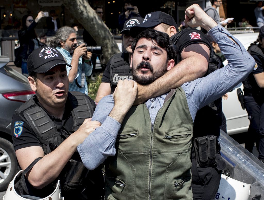 Συγκρούσεις αστυνομίας – διαδηλωτών που θέλησαν να φτάσουν στην Ταξίμ