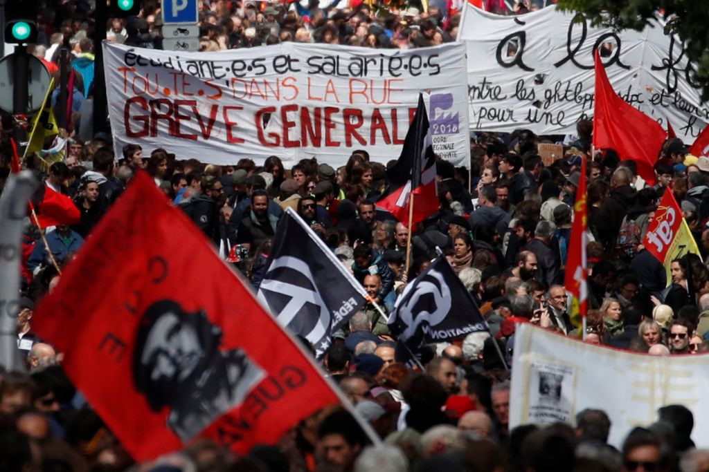 Στους δρόμους του Παρισιού οι εργάτες, στην Αυστραλία ο Μακρόν