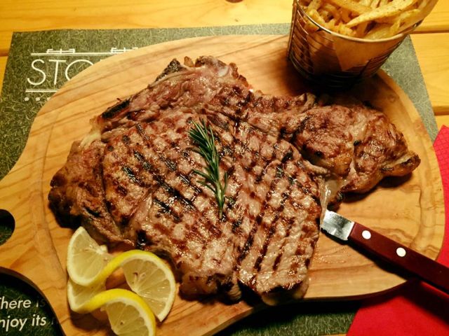 Οι μπριζόλες στον ξυλόφουρνο είναι μόνο η αρχή