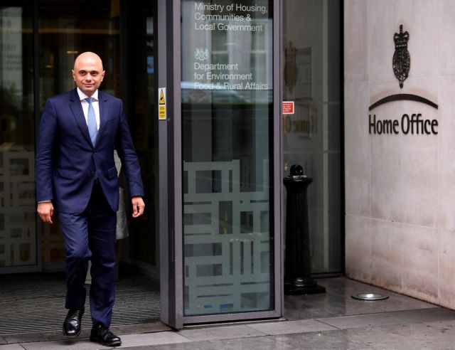 Θα ξελασπώσει τη Μέι ο γιος των μεταναστών;