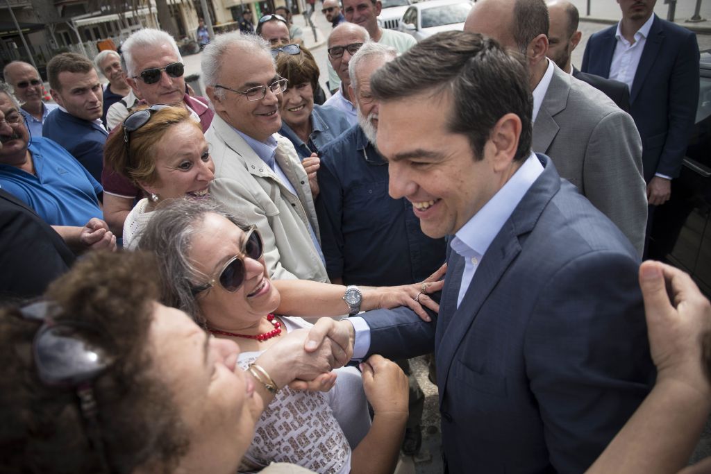 Οι σπαρταριστοί διάλογοι του Τσίπρα με κατοίκους της Λήμνου