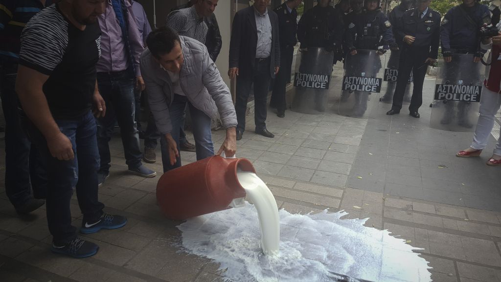 «Στοπ» στη μείωση τιμών στο γάλα και μέτρα στήριξης ζητούν οι κτηνοτρόφοι