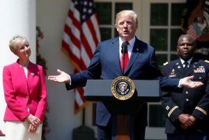 Σε ετοιμότητα ο Λευκός Οίκος για τη συνάντηση Τραμπ – Κιμ