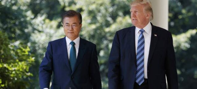 Συνάντηση Τραμπ – Μουν με το βλέμμα στον Κιμ