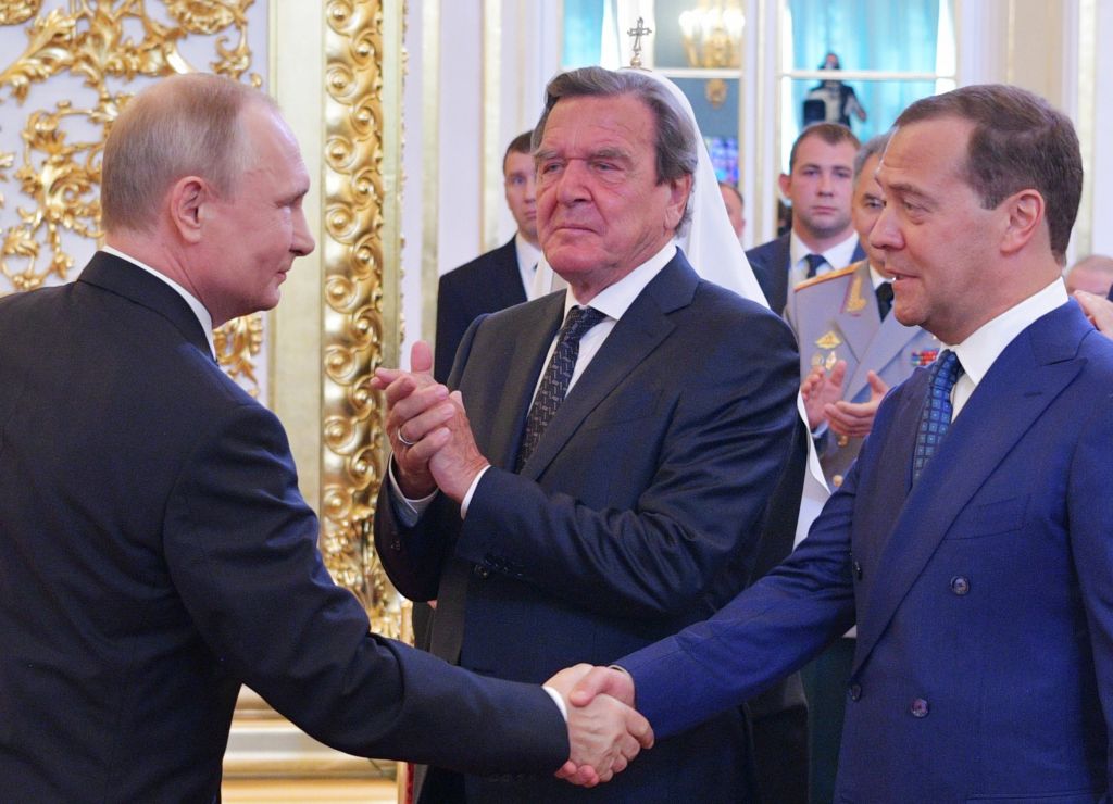 Ο Πούτιν προτείνει ξανά τον Μεντβέντεφ για πρωθυπουργό