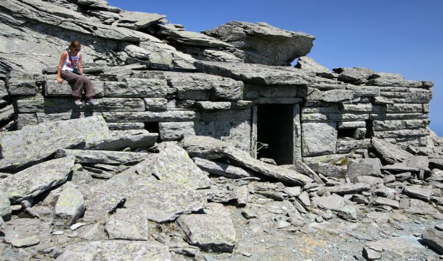 Το Δρακόσπιτο στη μέση μιας πέτρινης ερήμου