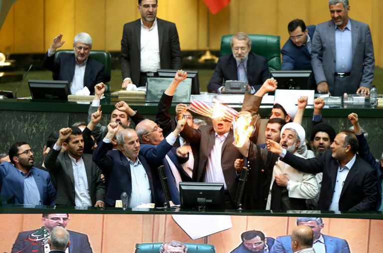 Ιρανοί βουλευτές έκαψαν αμερικάνικη σημαία φωνάζοντας «θάνατος στις ΗΠΑ» | tanea.gr