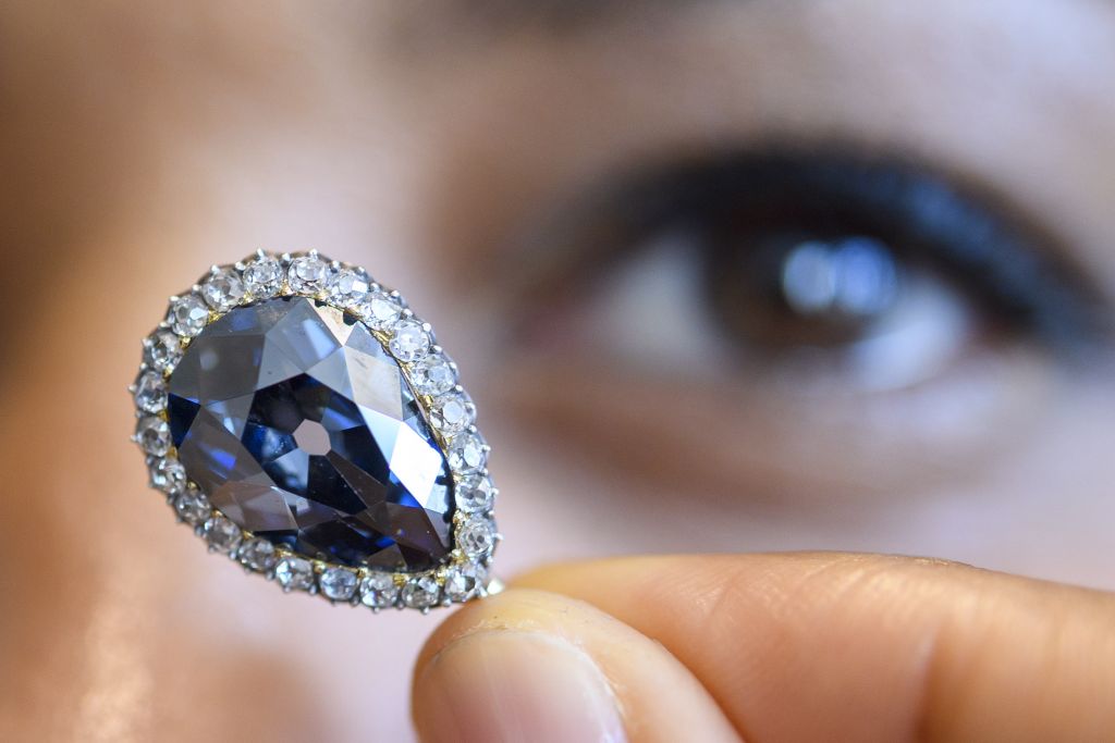 Το διαμάντι Μπλε Φαρνέζε των βασιλιάδων πουλήθηκε 6,7 εκατ. δολάρια