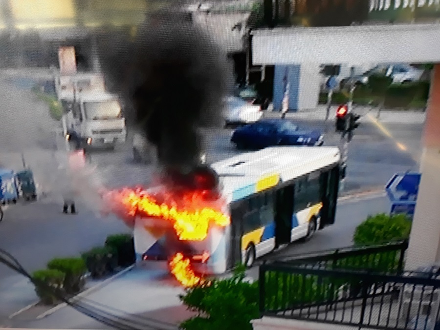Στις φλόγες τυλίχθηκε λεωφορείο του ΟΑΣΑ στη Νίκαια