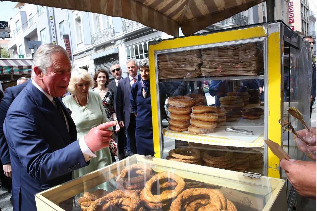 Η βόλτα του Καρόλου και της Καμίλα στο κέντρο της Αθήνας (εικόνες – βίντεο)