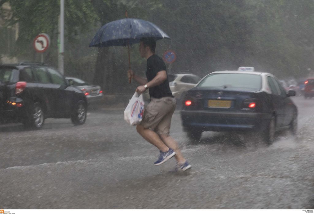 Ραγδαία επιδείνωση καιρού με ισχυρές βροχές και χαλάζι