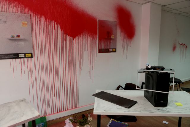 Παράλληλα χτυπήματα σε Αθήνα και Τήνο από τον Ρουβίκωνα