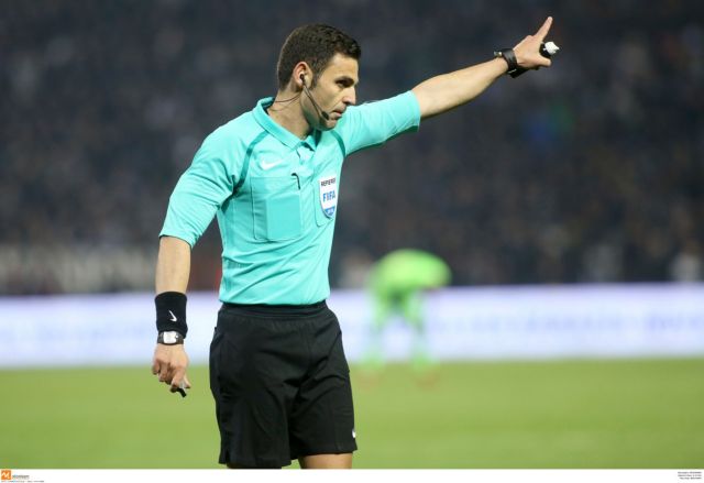 Δεν ορίζει διαιτητές. Το χαρτάκι διαβάζει