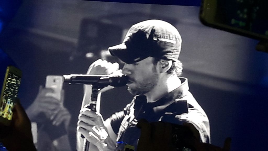 Αποθεώθηκε στην πρώτη του συναυλία στην Ελλάδα ο Ενρίκε Ιγκλέσιας