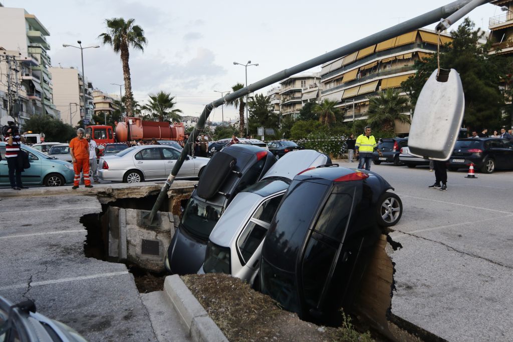 Συνεχίζει να βουλιάζει το πάρκινγκ στην Καλλιθέα (video)