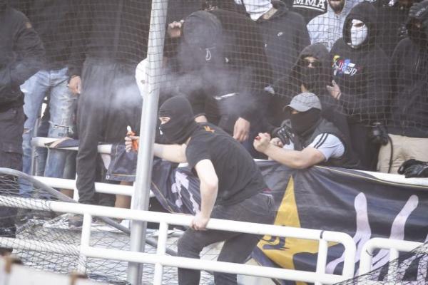 Φωτοβολίδες ευθείας βολής μέσα στο ΟΑΚΑ – «Ντου» οπαδών της ΑΕΚ στη «νεκρή» ζώνη