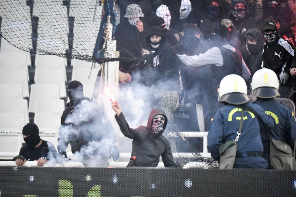 AEK and PAOK fans clash as Athens turns into a warzone (video)