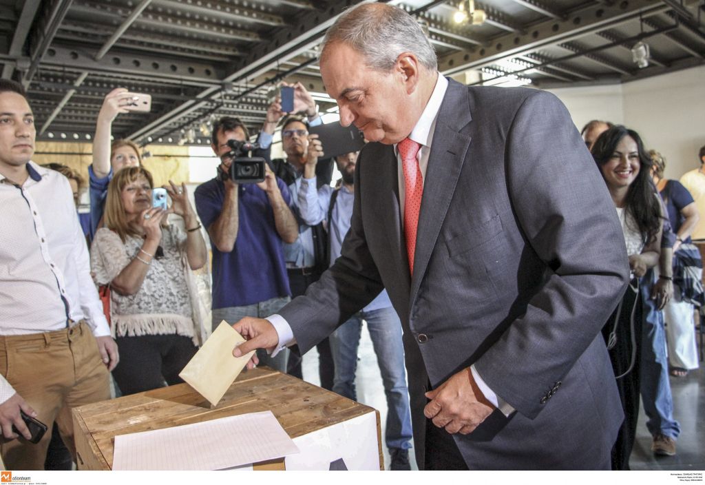 Η πρεσβυωπία του Καραμανλή και τα αστεία με την εφορευτική επιτροπή