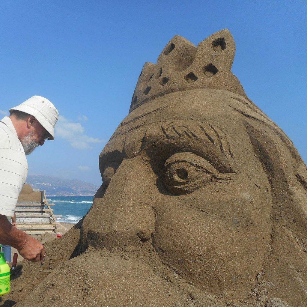 Γλυπτά από άμμο στέλνουν μήνυμα για την προστασία της θάλασσας