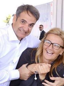 Ο Κυριάκος… πνίγει τη Μαρέβα για το χαμένο διαβατήριο