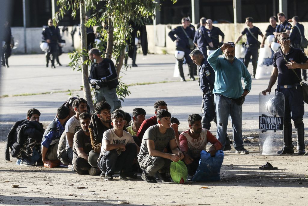 Επιχείρηση απομάκρυνσης 600 μεταναστών στην Πάτρα