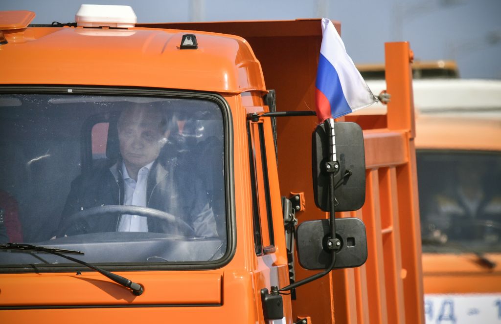 Ο Πούτιν στο τιμόνι φορτηγού στη γέφυρα των ονείρων του (video)