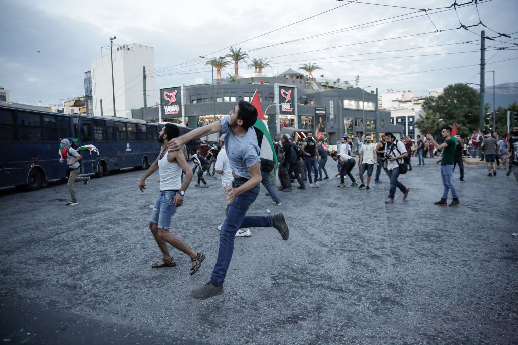 Πέτρες κατά της πρεσβείας του Ισραήλ στην Αθήνα