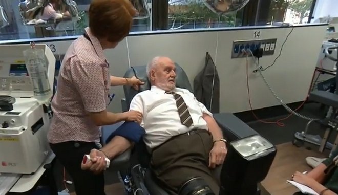 Ανδρας με σπάνιο αίμα έσωσε εκατομμύρια μωρά δίνοντας αίμα επί 60 χρόνια