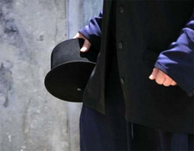 Πέταξε τα ράσα για να ζήσει… τον έρωτά του