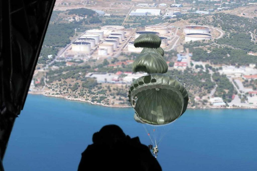 Ιπτάμενοι κομάντο πάνω από την Αττική (Εικόνες)