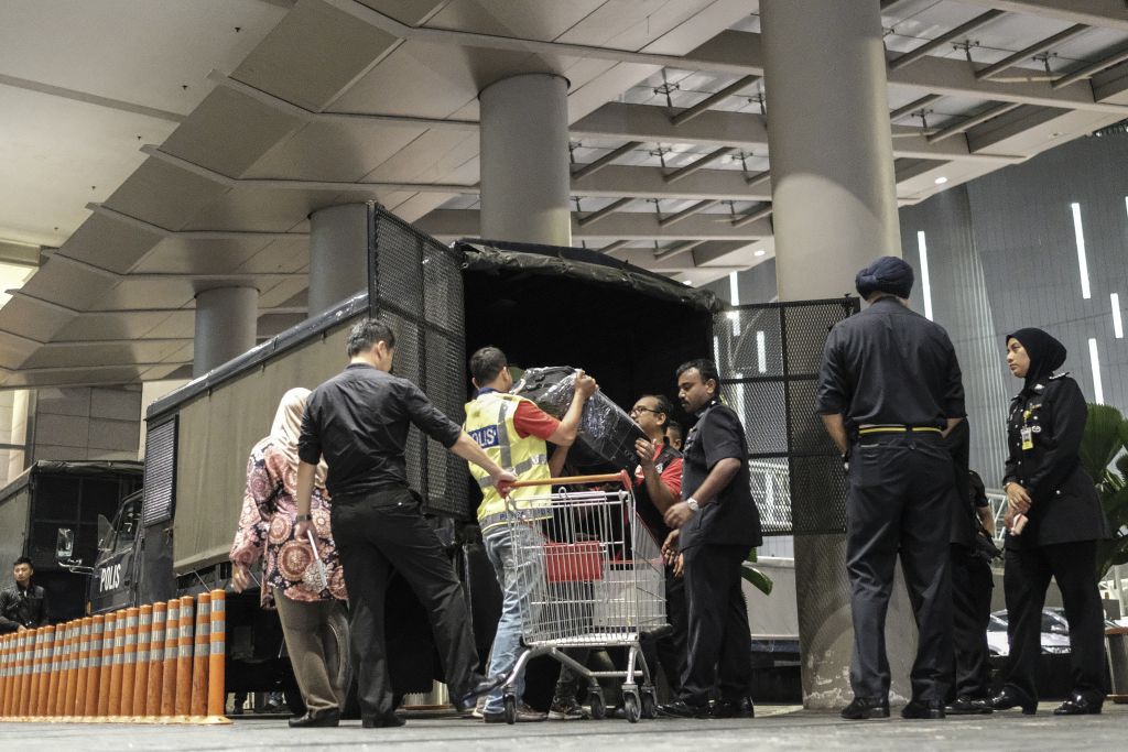 Μαλαισία: Κατασχέθηκαν εκατοντάδες τσάντες με κοσμήματα από την οικία του Νατζίμπ