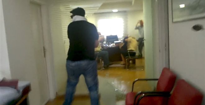 Εισβολή του Ρουβίκωνα σε συμβολαιογραφείο της Αθήνας