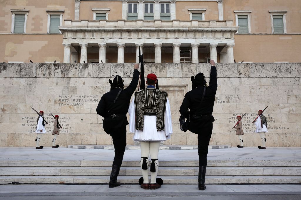 Αλλαγή φρουράς με Πόντιους Εύζωνες στο Σύνταγμα