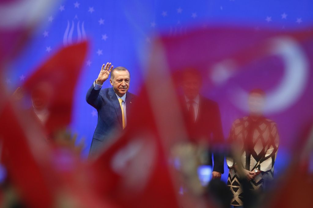 Η τουρκική λίρα «απειλεί» τον Ερντογάν – Τα αντίμετρα για ψηφοθηρία