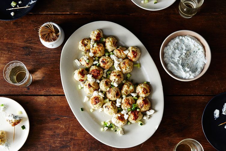 Λαχταριστά κεφτεδάκια χωρίς τηγάνισμα με δροσερή σως γιαουρτιού